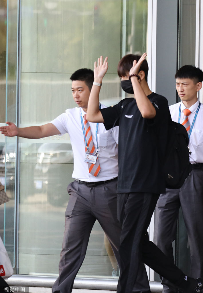 [娱乐星动]你的“现男友”！李现全黑look酷劲十足 乖巧挥手显反差萌