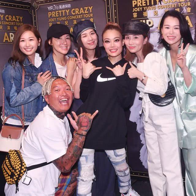 胡杏儿带闺蜜去看演唱会 甜晒大卡钻戒戴奢华耳环