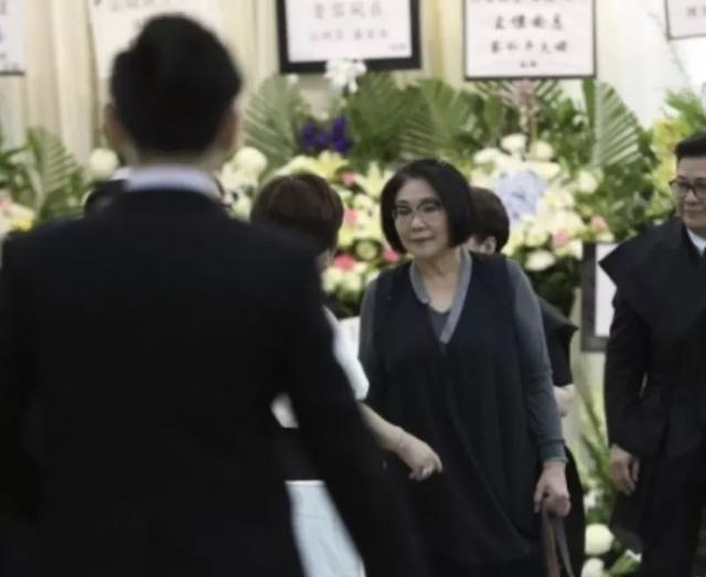 梁舜燕设灵众星致祭，干儿子李克勤神情哀伤，周润发刘德华送花圈悼念