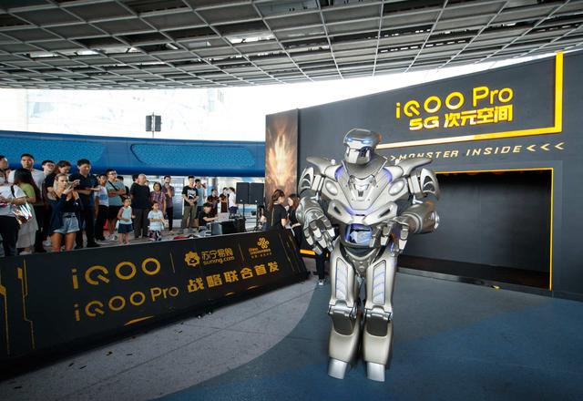 5g 在iqoo pro 5g版线下首销活动一开始,比钢铁侠还酷炫的泰坦机器人