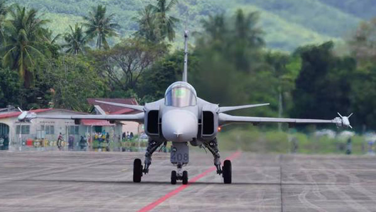 中泰"鹰击"演练 泰国JAS-39战机飞行员技术精湛