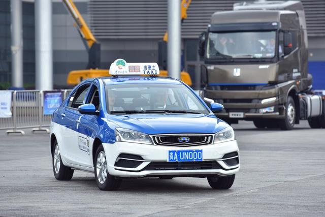 最近在重庆试驾了一辆吉利帝豪甲醇燃料出租车,严格来说这不是一次