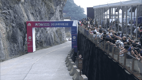 大众ID.R问鼎天门山