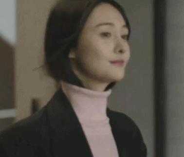 「熊猫娱乐」郑爽首战时装周变“九头身美女”，P图过度姿色直逼吴佩慈