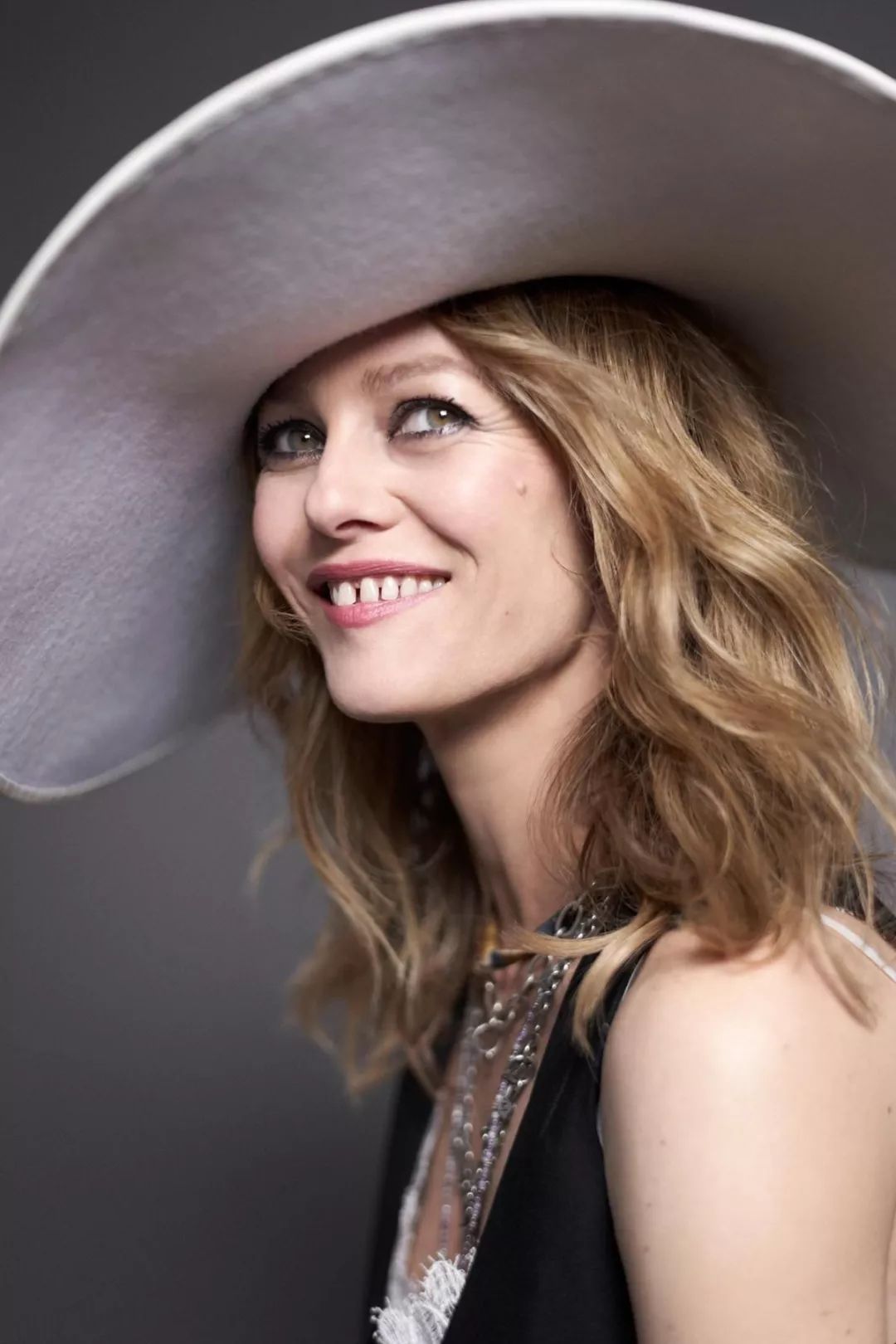 「桃桃淘电影」法国美人凡妮莎·帕拉迪丝 | 赏色