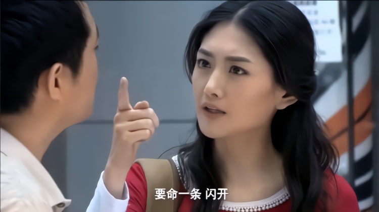 铁血雄心:混混抢劫美女,不料美女身手不凡,直接