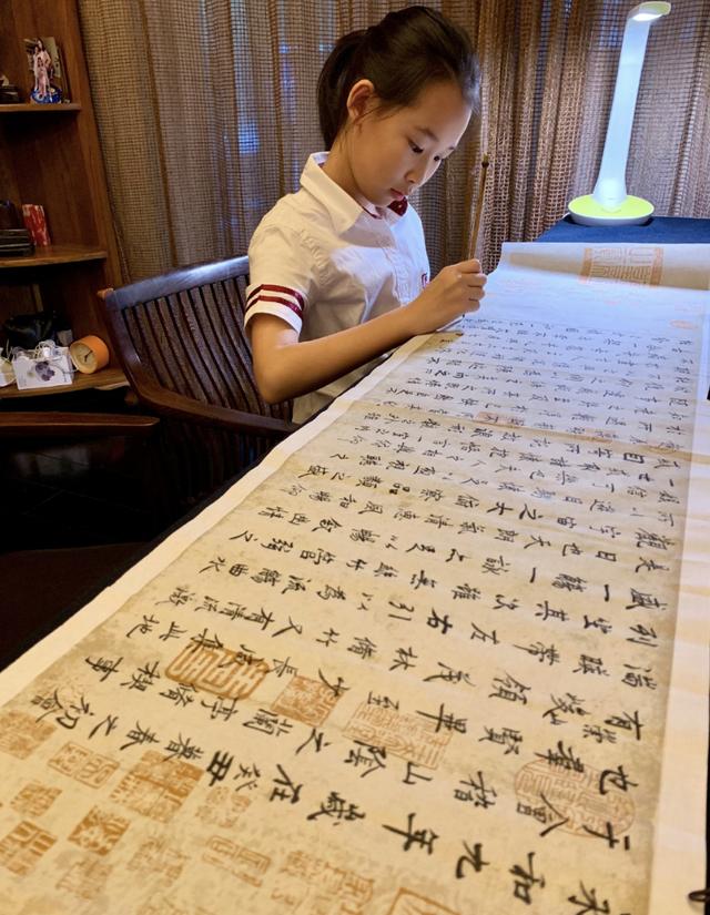 赵文卓12岁大女儿将瑞士留学 送弟弟妹妹开学默默流泪