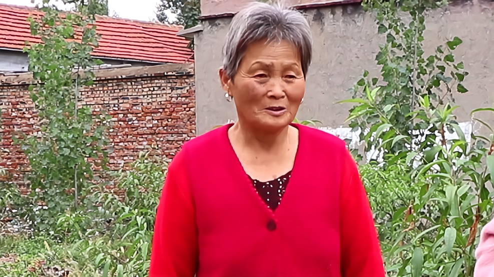 农村70多岁老人,种植10亩地水稻,收稻谷的方法比打谷机还传统