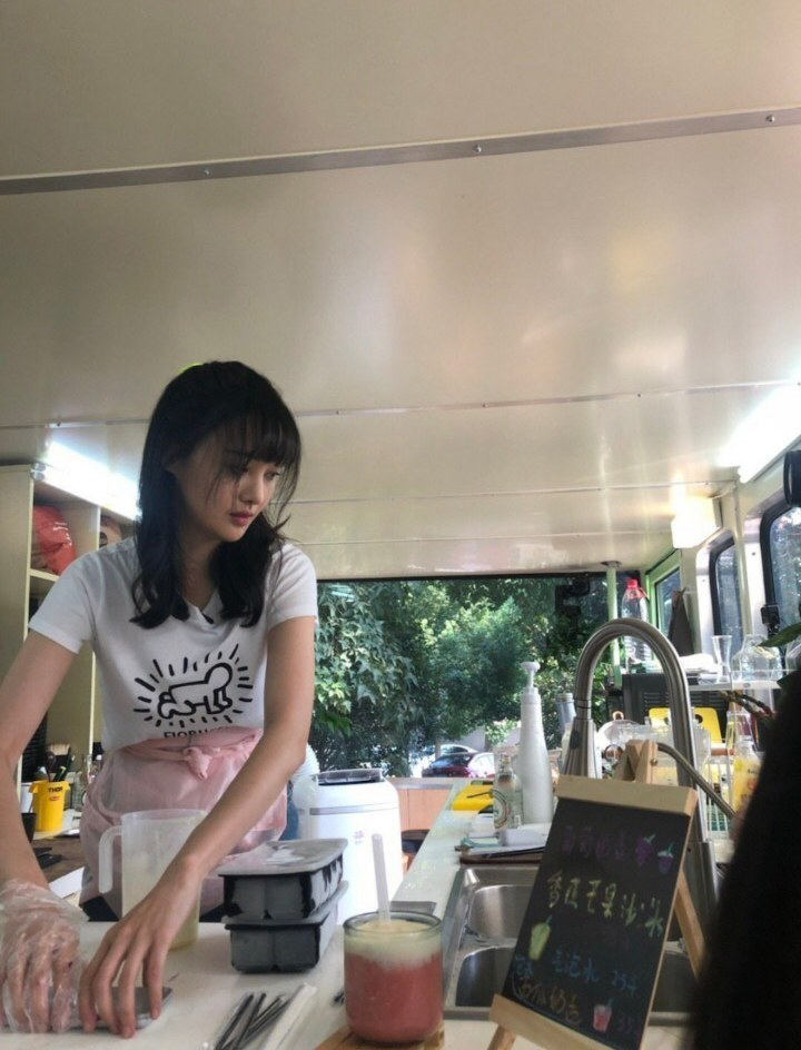 郑爽穿粉色围裙化身漂亮小厨娘，亲手为粉丝做奶茶太暖心