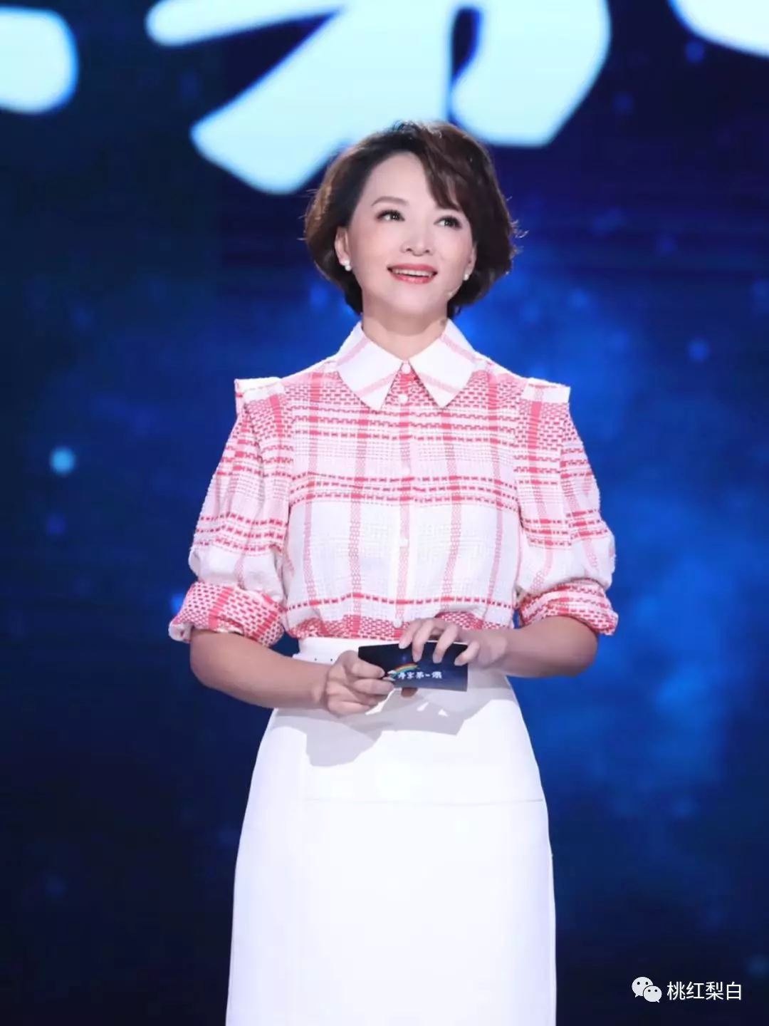 「桃红梨白」不比不知道，一比吓一跳，站在何穗身边的杨幂犹如丑小鸭了