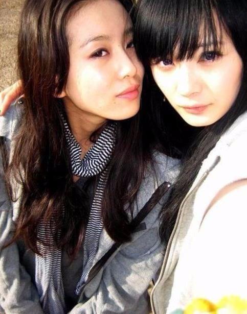 「一床情书」杨幂刘诗诗金鸡奖同台不同框，一个红裙惹火，一个白裙惊艳