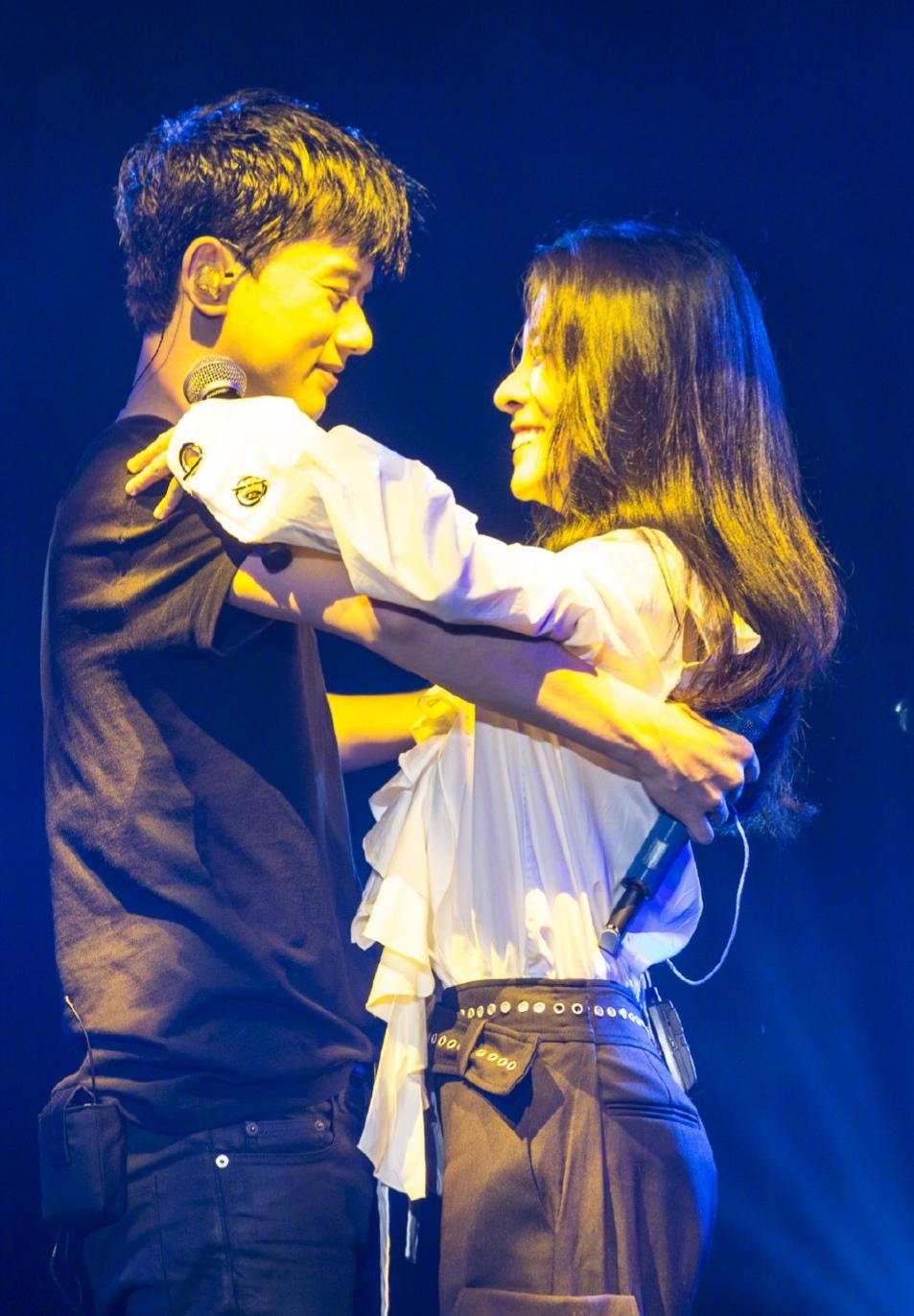 谢娜努力辟谣婚变,张杰却又和张碧晨同台,不去老婆主持的晚会?