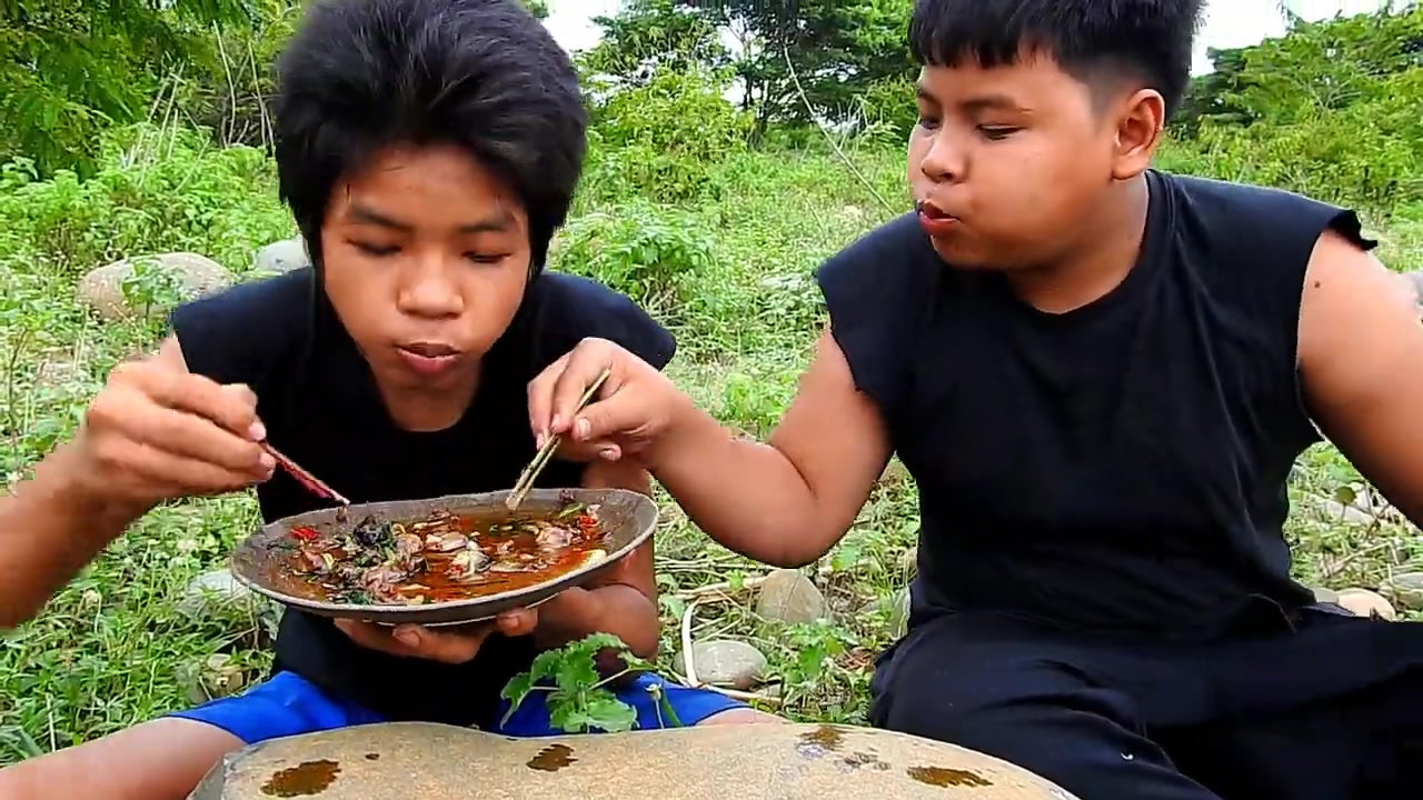 农村小孩:午餐在野外吃小鸡炖蘑菇,煮的一大锅差点不够吃