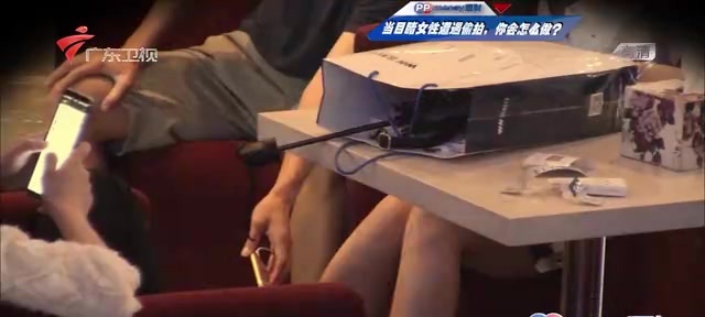 街头v美女:美女遭男子偷拍,目睹一切的路人们做呢?骑各种美女狗图片