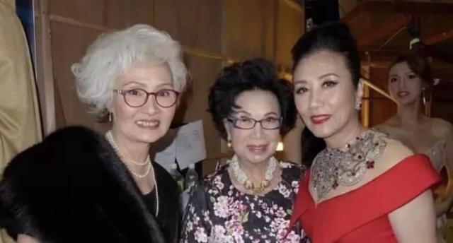 梁舜燕设灵众星致祭，干儿子李克勤神情哀伤，周润发刘德华送花圈悼念
