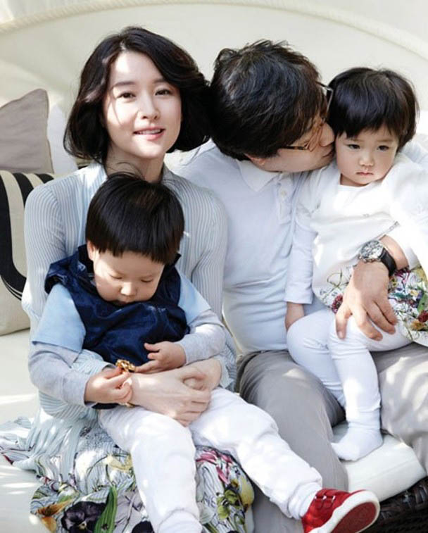 「熊猫娱乐」48岁李英爱晒童年旧照超“冻龄”，嘴角一抹微笑30年未变