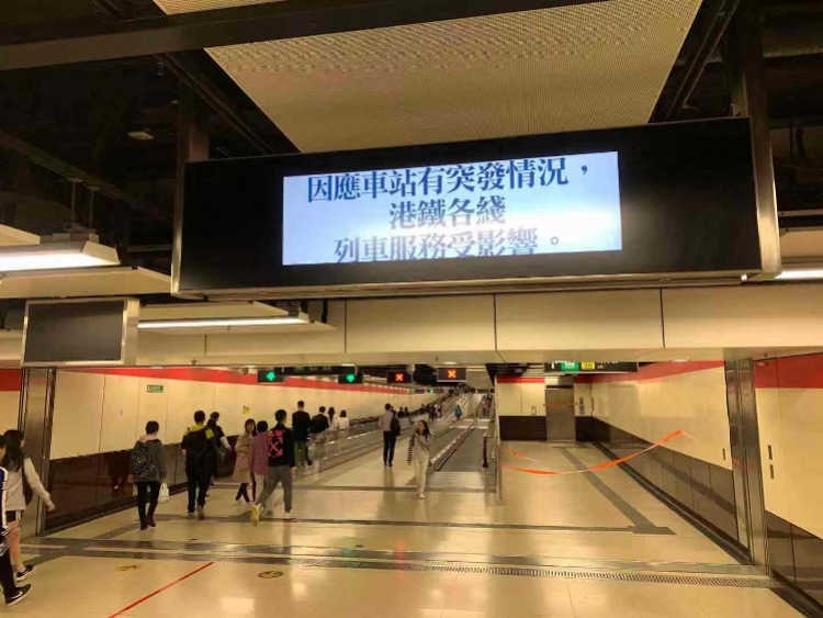 港铁罗湖站落马洲站暂停服务,罗湖福田口岸港方一侧交通受影响