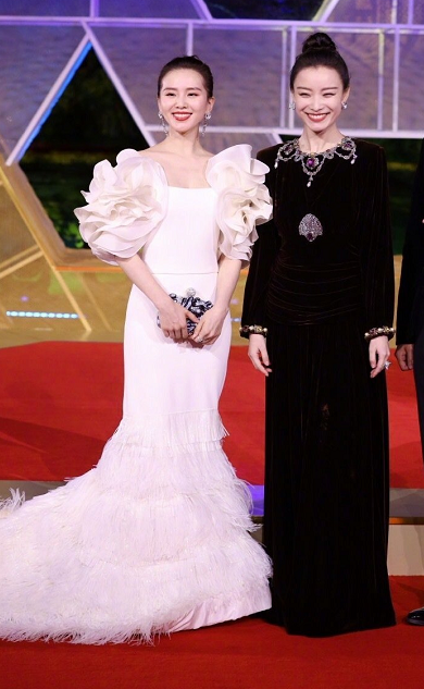 「一床情书」杨幂刘诗诗金鸡奖同台不同框，一个红裙惹火，一个白裙惊艳