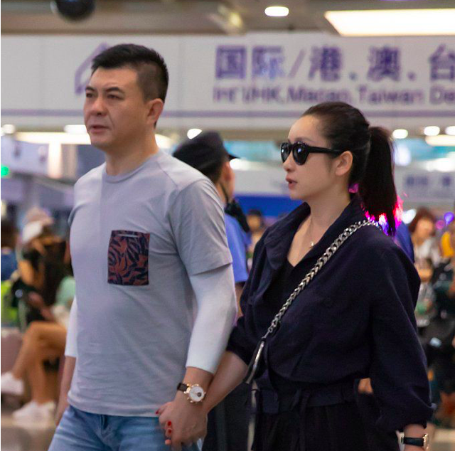 40岁秦海璐夫妇现身机场，老公名气超大，曾是警察专业户