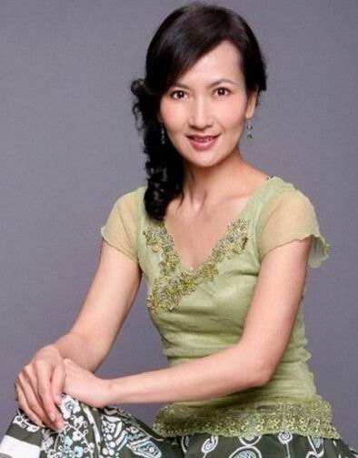 演青蛇成名，曾被气到流产致终身不育，32年后小三才对她说后悔
