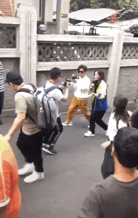 【熊猫娱乐】王宝强现身活动人气爆棚，女主持竟撞脸马蓉，评论区炸了