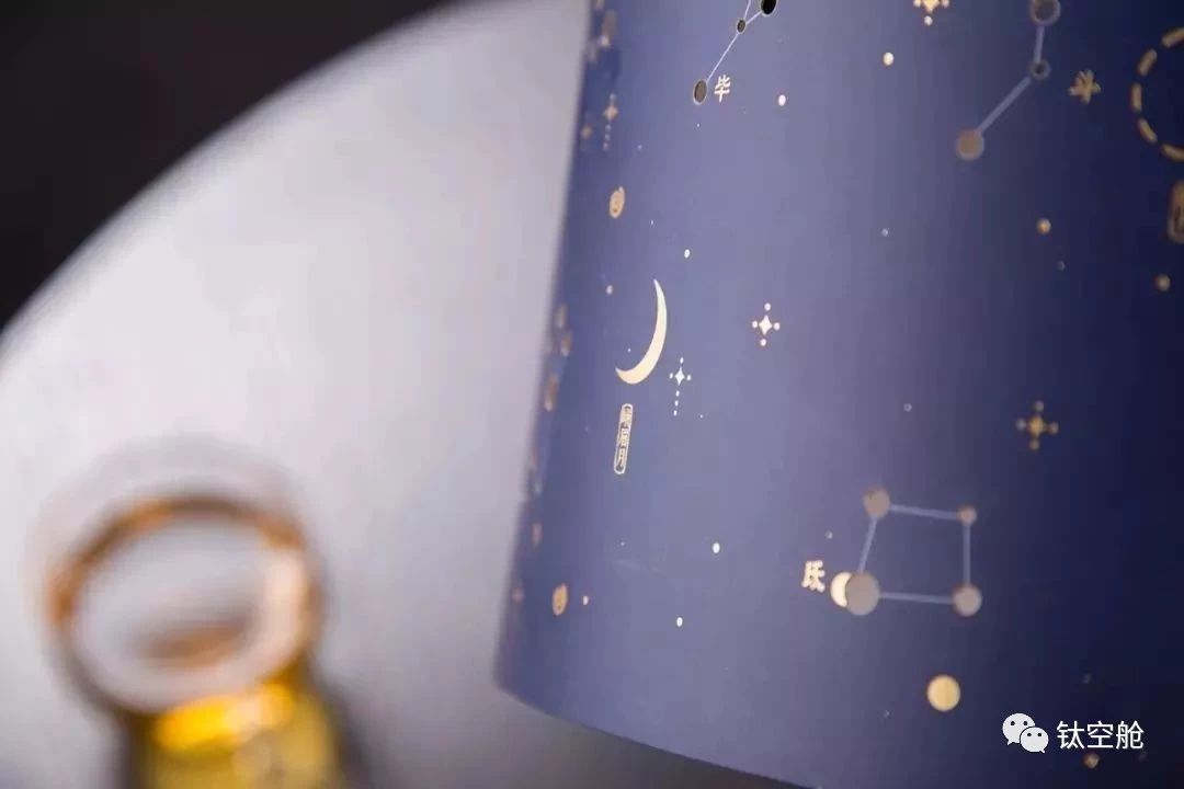 他把漫天星辰，装进月饼礼盒里