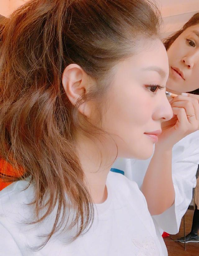 安以轩产后复工晒自拍，身材恢复神速依旧少女
