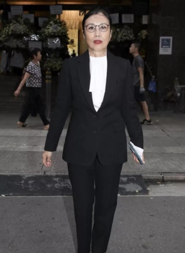 梁舜燕设灵众星致祭，干儿子李克勤神情哀伤，周润发刘德华送花圈悼念