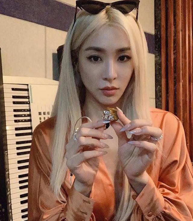 少女时代最新合体照,只有允儿的脸还能打,郑氏姐妹是一起胖了?