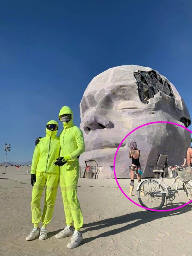 小S和老公参加火人节不忘秀恩爱，两人包裹严实和旁人呈鲜明对比