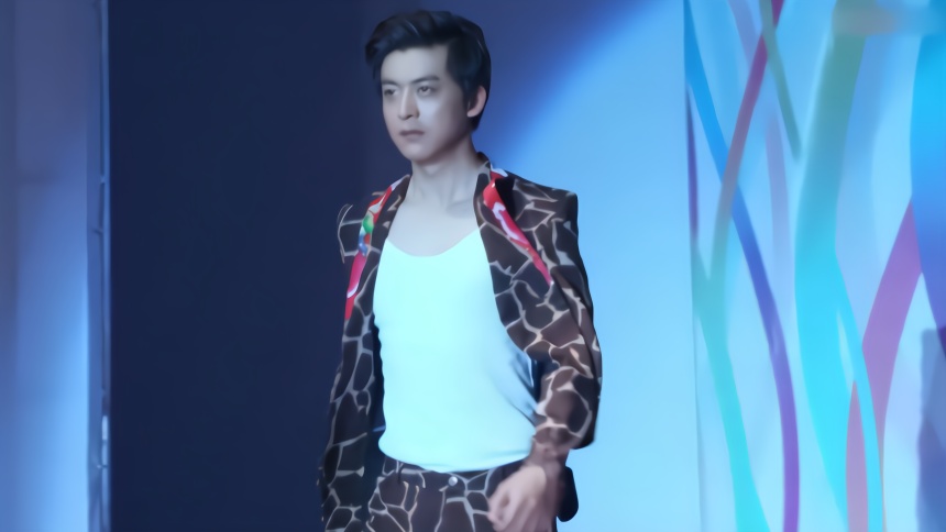 农村小子长得俊气成模特,参加土味儿走秀,就直