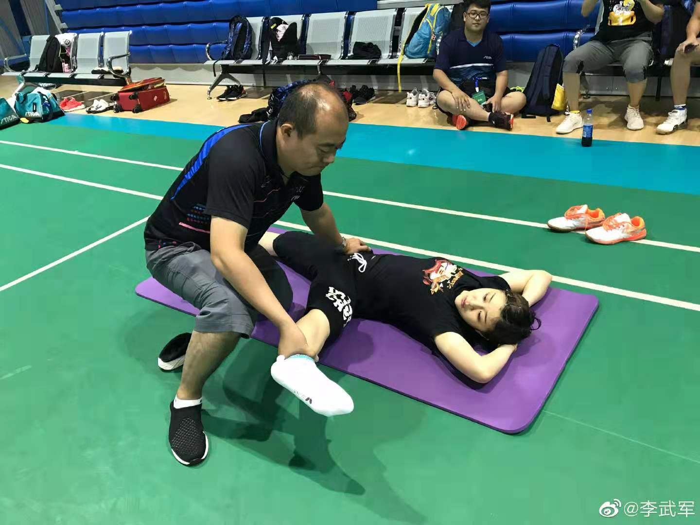 陈梦与男队医训练,姿势不雅引争议,网友:怪不得奥运村放安全套