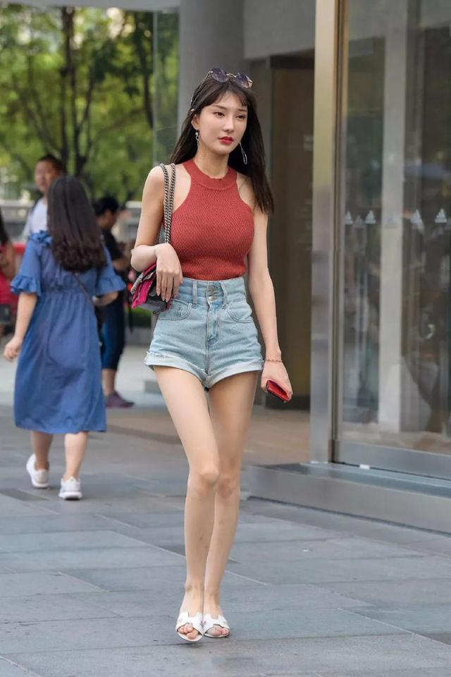街拍美女:气质迷人的牛仔短裤,穿出楚楚动人的美