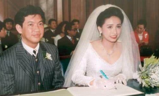 “冻龄港姐”吴婉芳走出丧夫伤痛恢复社交，51岁的她越来越美