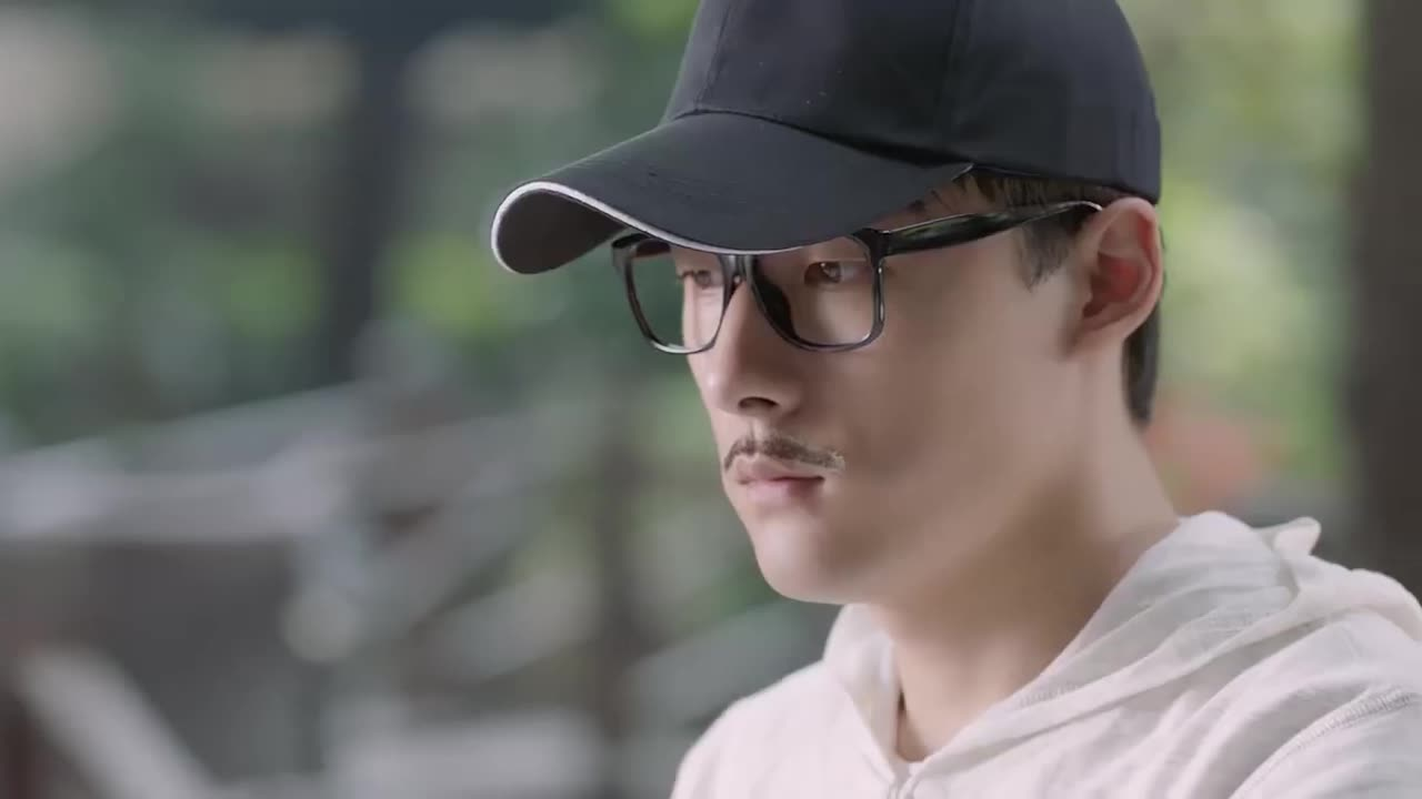 言默乔装打扮,跟踪自己的父亲,不料被乔一一眼