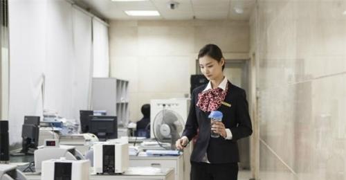为什么银行柜员都是年轻漂亮的姑娘?说出原因,感觉太现实