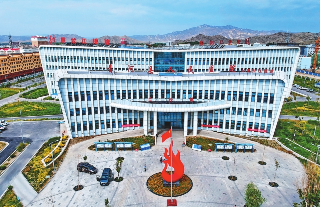 无人机航拍的黑龙江援建新疆阿勒泰地区青河县人民医院.
