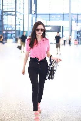 [新氧App]张天爱紧身西服泳装上热搜，但这骨盆前倾隔着屏幕都觉得疼！