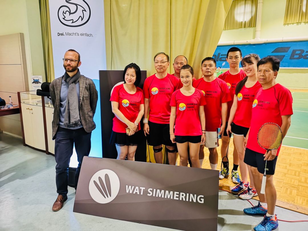 simmering,dexterity martin kober(左),奥地利wat simmering 羽毛球协会主席赞助本次友谊