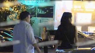 王晶被曝深夜携“晶女郎”返家，两人关系亲密不言而喻