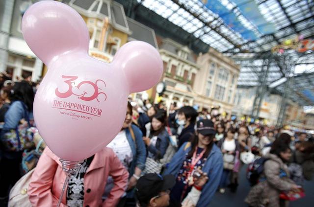上海迪士尼可带食物入园，可乐叫价20元一瓶，人均消费超2000元