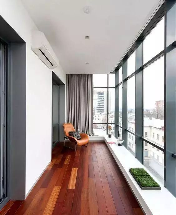 3,客厅或是卧室包围了阳台,客厅或卧室铺的是木地板,为了整体视觉效果