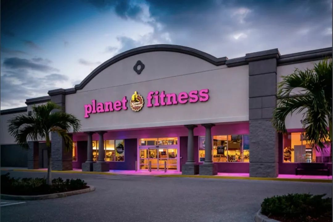 就有一家健身房 里面充满了"健身弱势人群" 这就是planet fitness 这