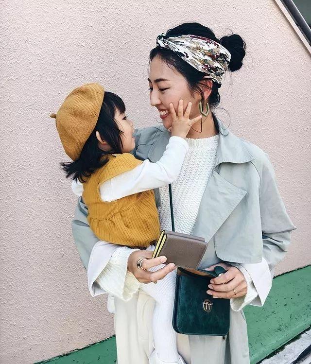 谁说生完孩子就是黄脸婆?带娃也不忘爱美!来跟日本辣妈学学穿搭