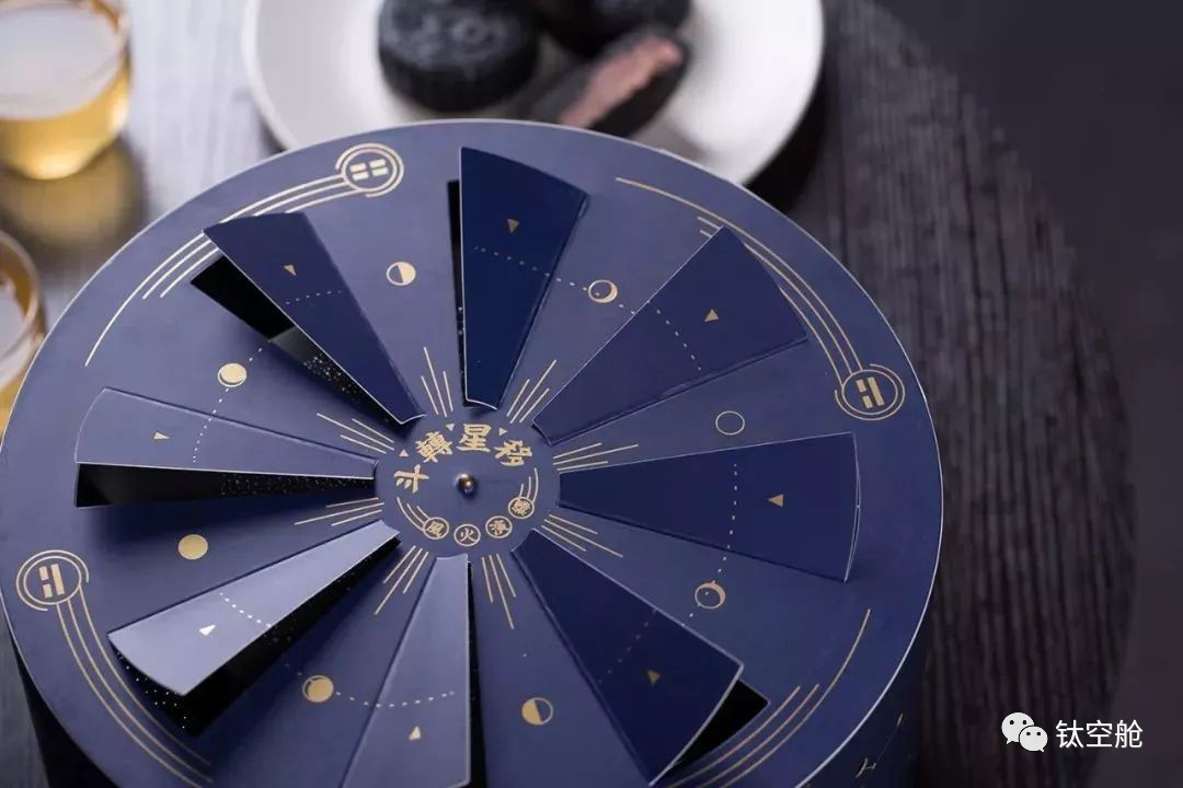 他把漫天星辰，装进月饼礼盒里
