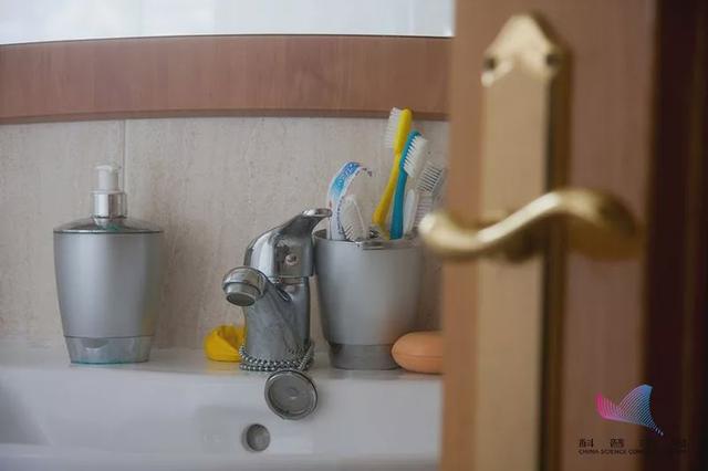 厕所门应该常开着还是关上？很多人都做错了