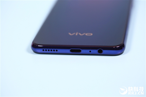 4800万AI三摄仅1598元 vivo Z5开箱图赏