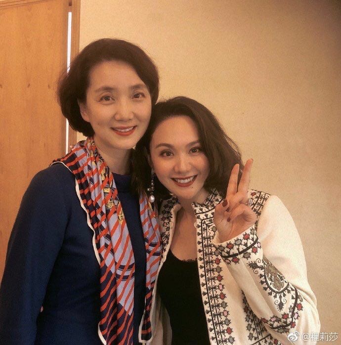 56岁央视主持人李修平近照，优雅有气质，网友：这才叫美人
