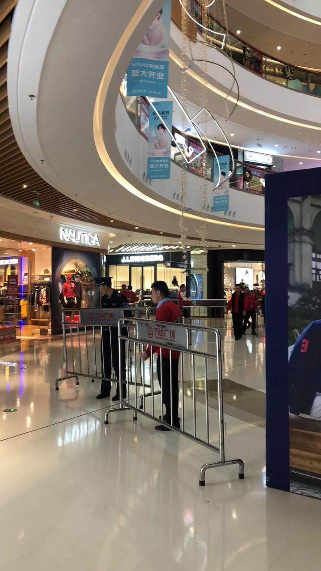 突发泉州城东万达中庭两盏巨灯接连坠落从7楼砸向地面