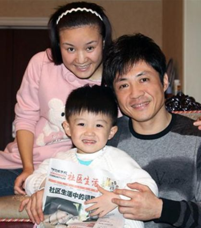 还记得拄拐唱红《窗外》的李琛吗？原来儿子已经14岁了